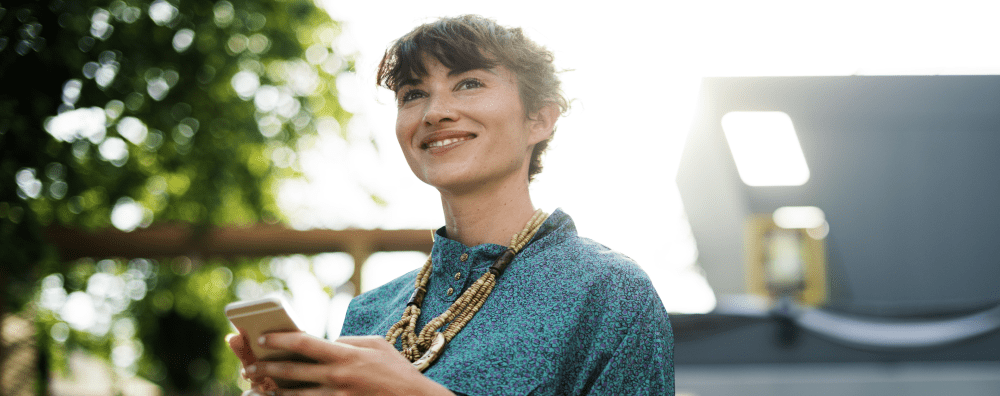 Kvinde låner penge på nettet via sin mobil